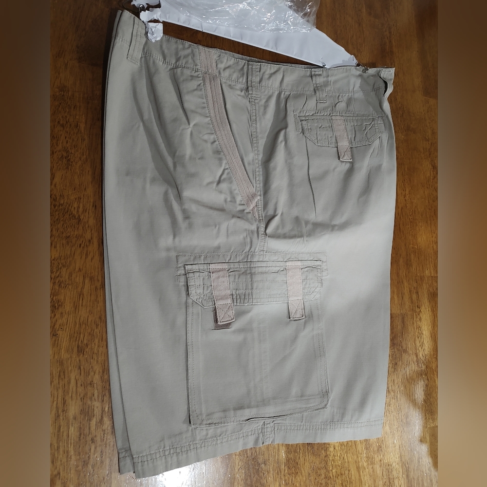 Men's True Nation size 52 khaki Cargo  shorts many pockets